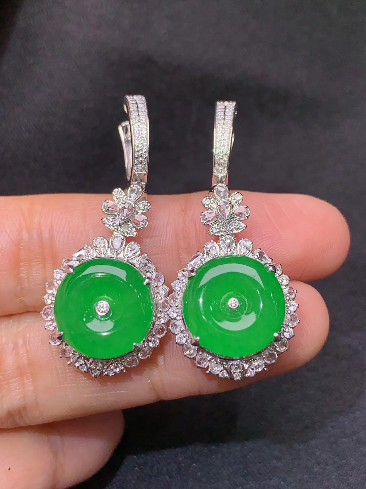 18k金钻镶嵌阳绿绿平安扣耳坠吊坠两用款 玉质细腻 高贵大方 其一尺寸12*2