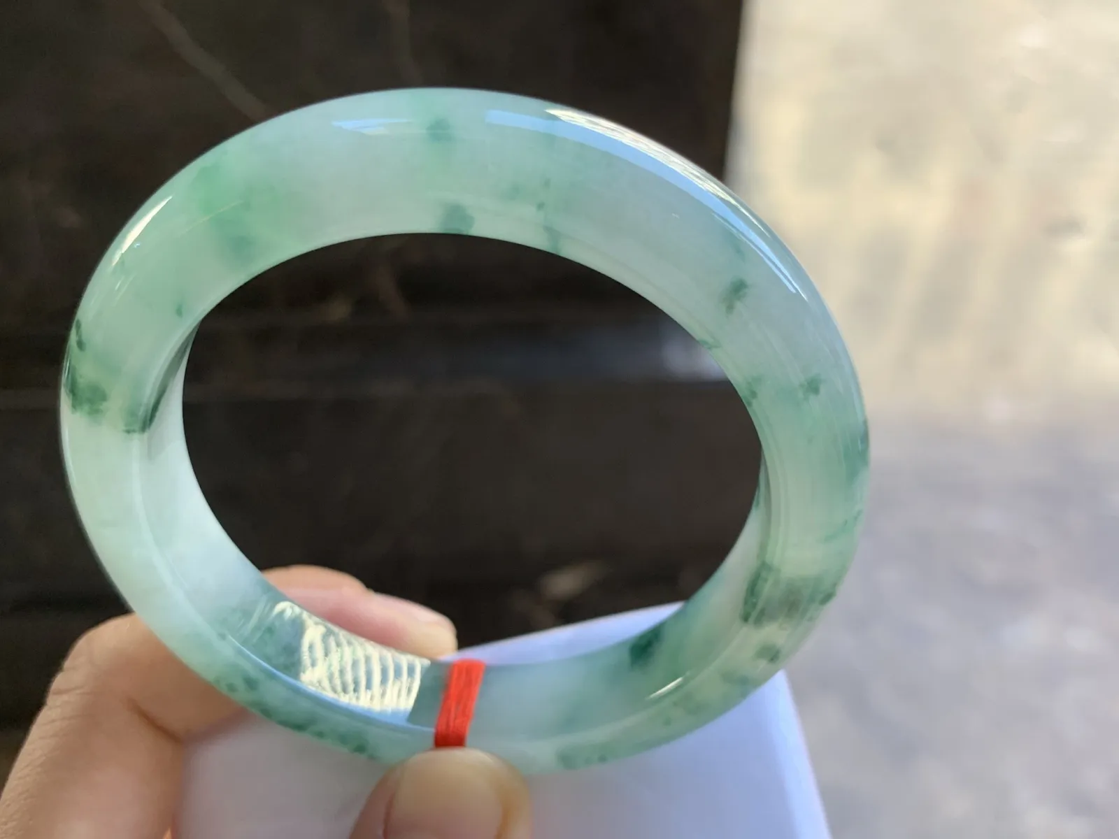 58.5-13-9.7mm
冰种飘花手镯 底子细腻 花色漂亮