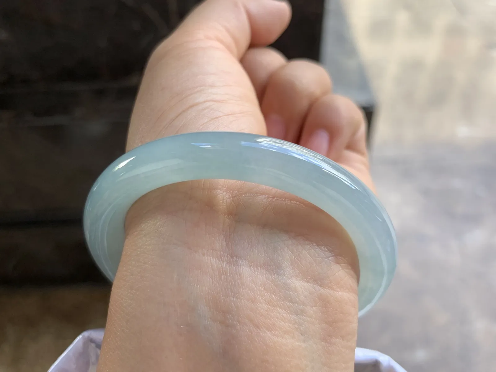 53-9mm
糯冰飘花圆条手镯 种好水润