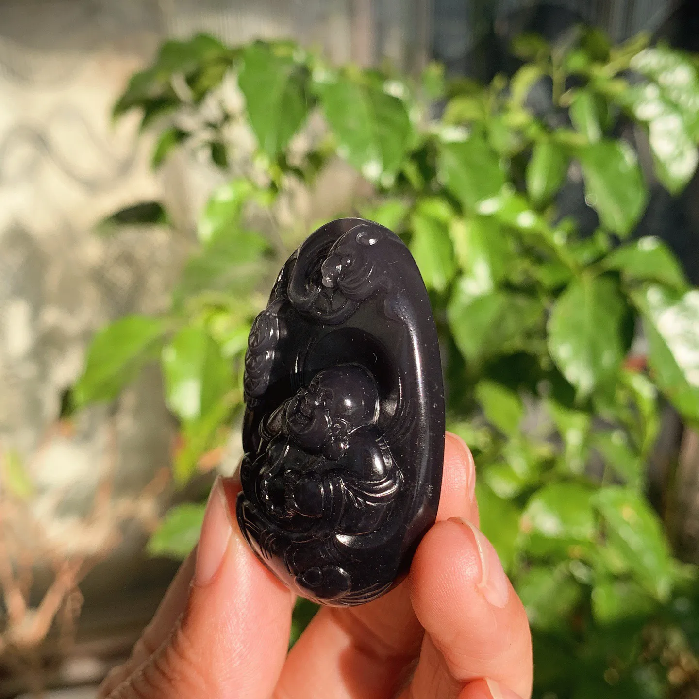 和田玉紫罗兰佛引福来牌子挂件。尺寸50/33/16重36.8克。玉质细腻油润。手推出油。品相大气。l