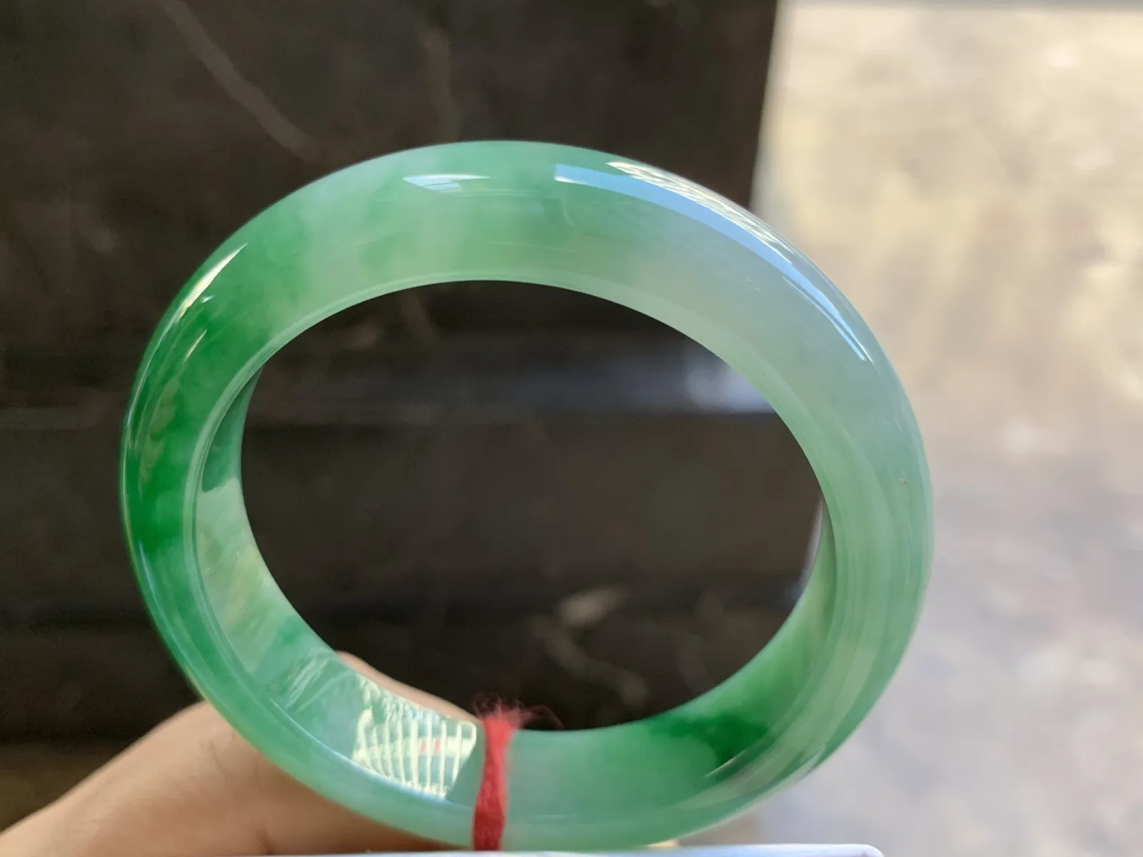 55-12.6-8.7mm
辣绿色手镯 底子细腻 颜色浓郁辣绿 推荐