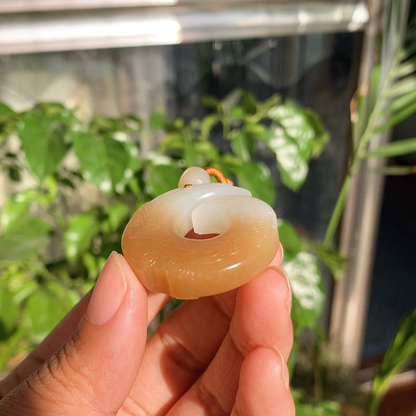 新疆且末糖时来运转挂件。尺寸34/9重21克。玉质细腻油润。手推出油。品相大气。lt251120