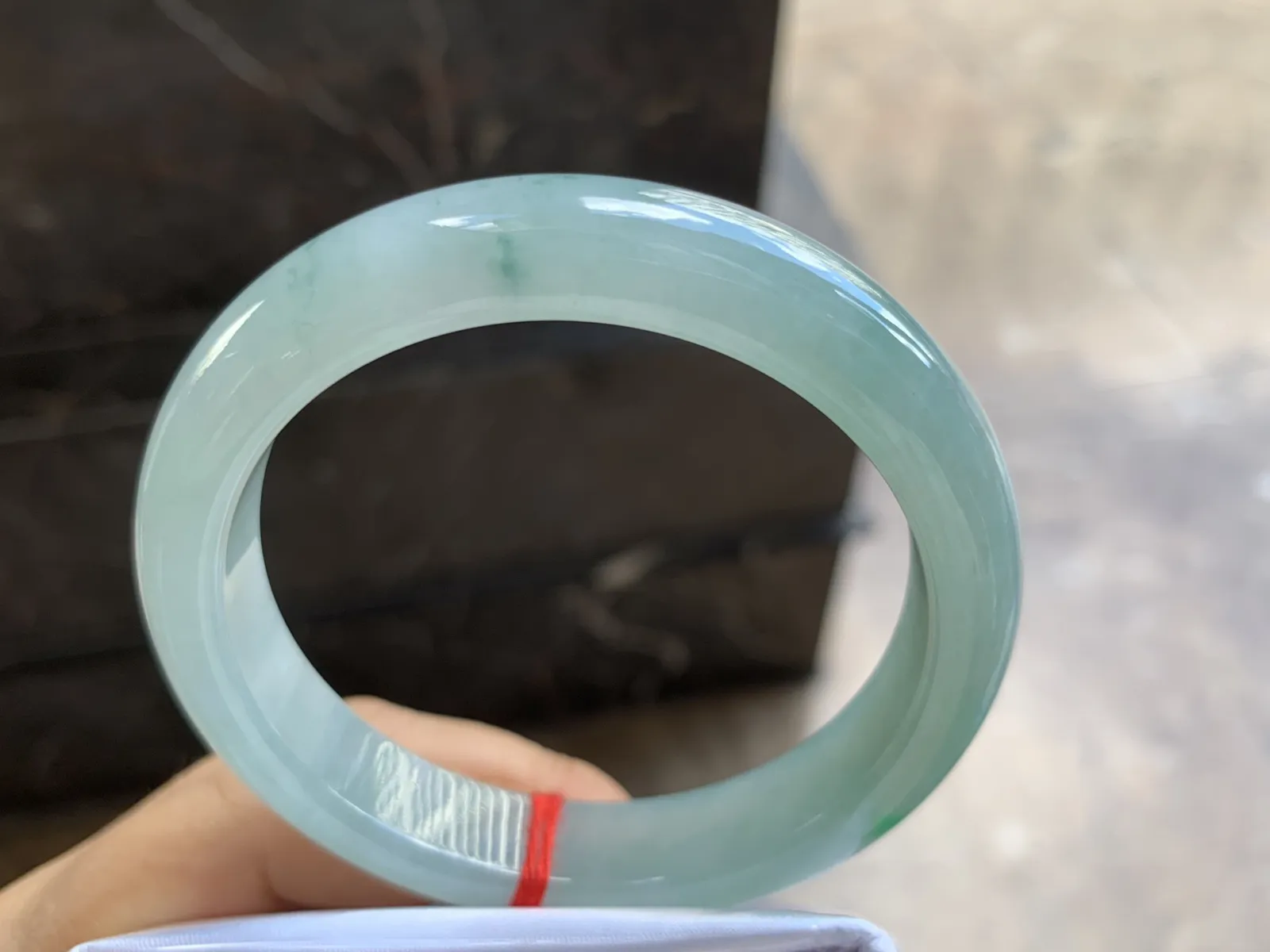 57.5-12.3-8.5mm
糯冰带底色手镯 底子细腻 水润