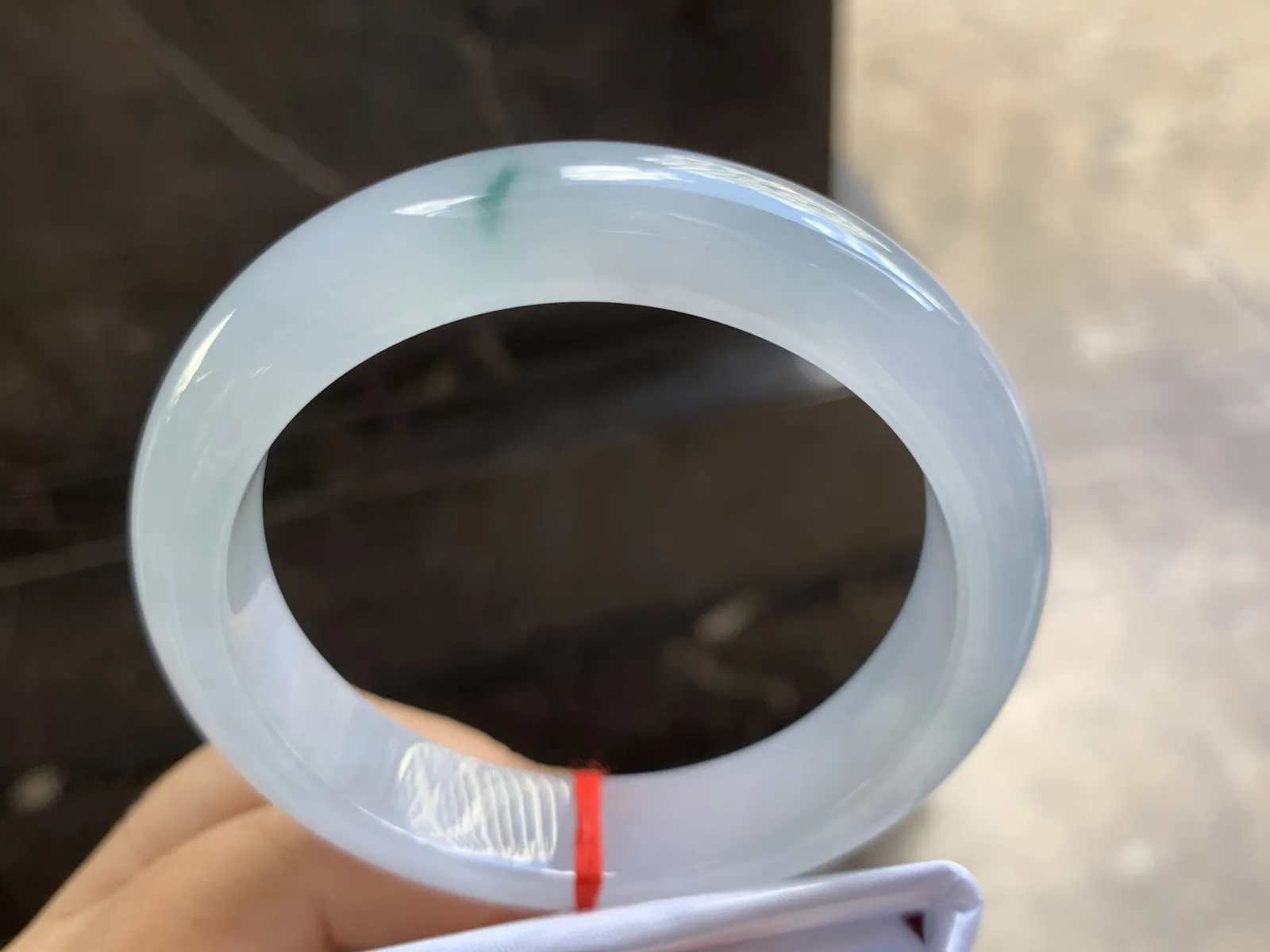 56.5-13-8.5mm
冰种飘花手镯 水润光泽 清爽干净