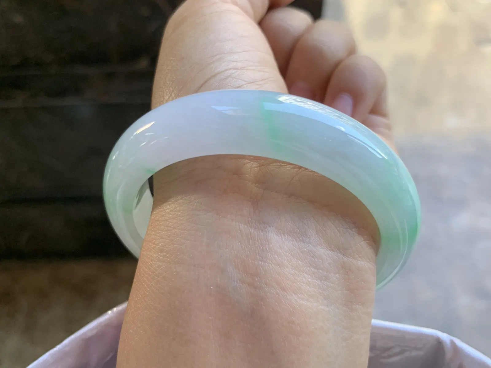 56.5-13.5-8.8mm
带色手镯 底子细腻 颜色漂亮 推荐