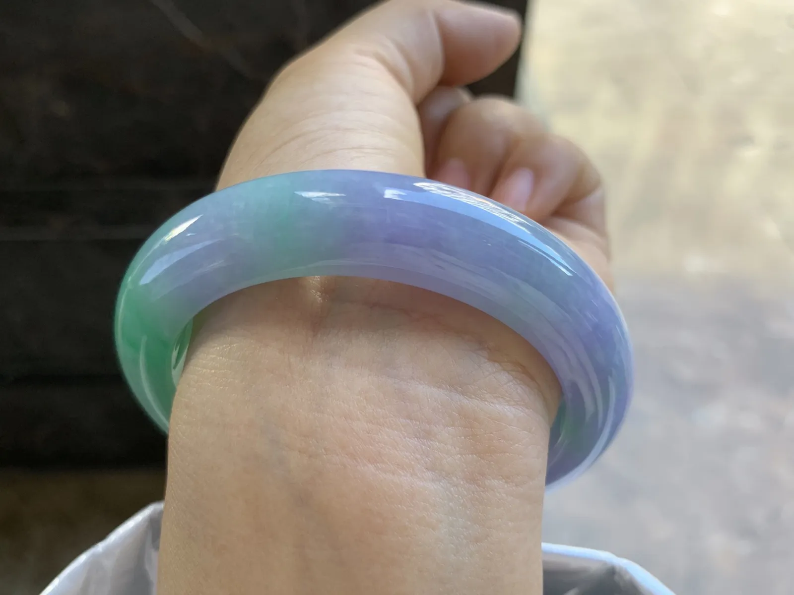 56-13-9.8mm
春彩手镯 底子细腻 颜色漂亮 上手大气