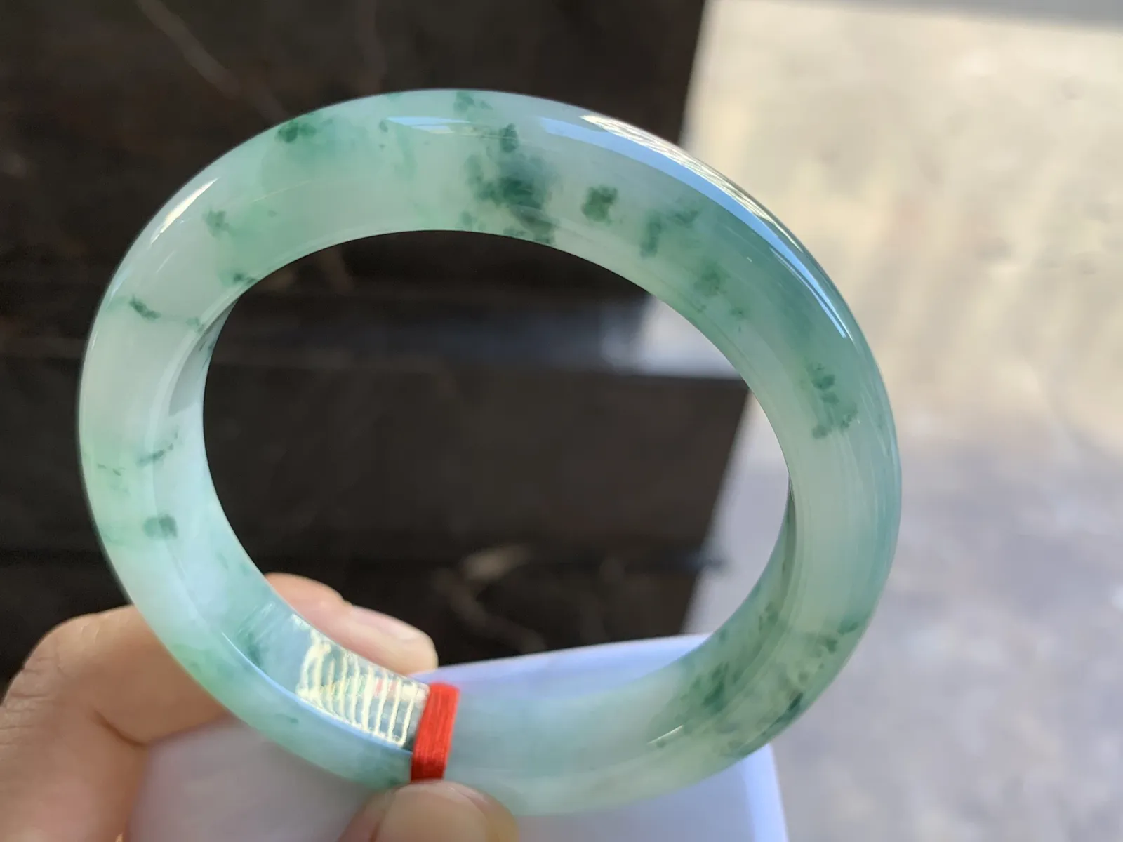 58.5-13-9.7mm
冰种飘花手镯 底子细腻 花色漂亮