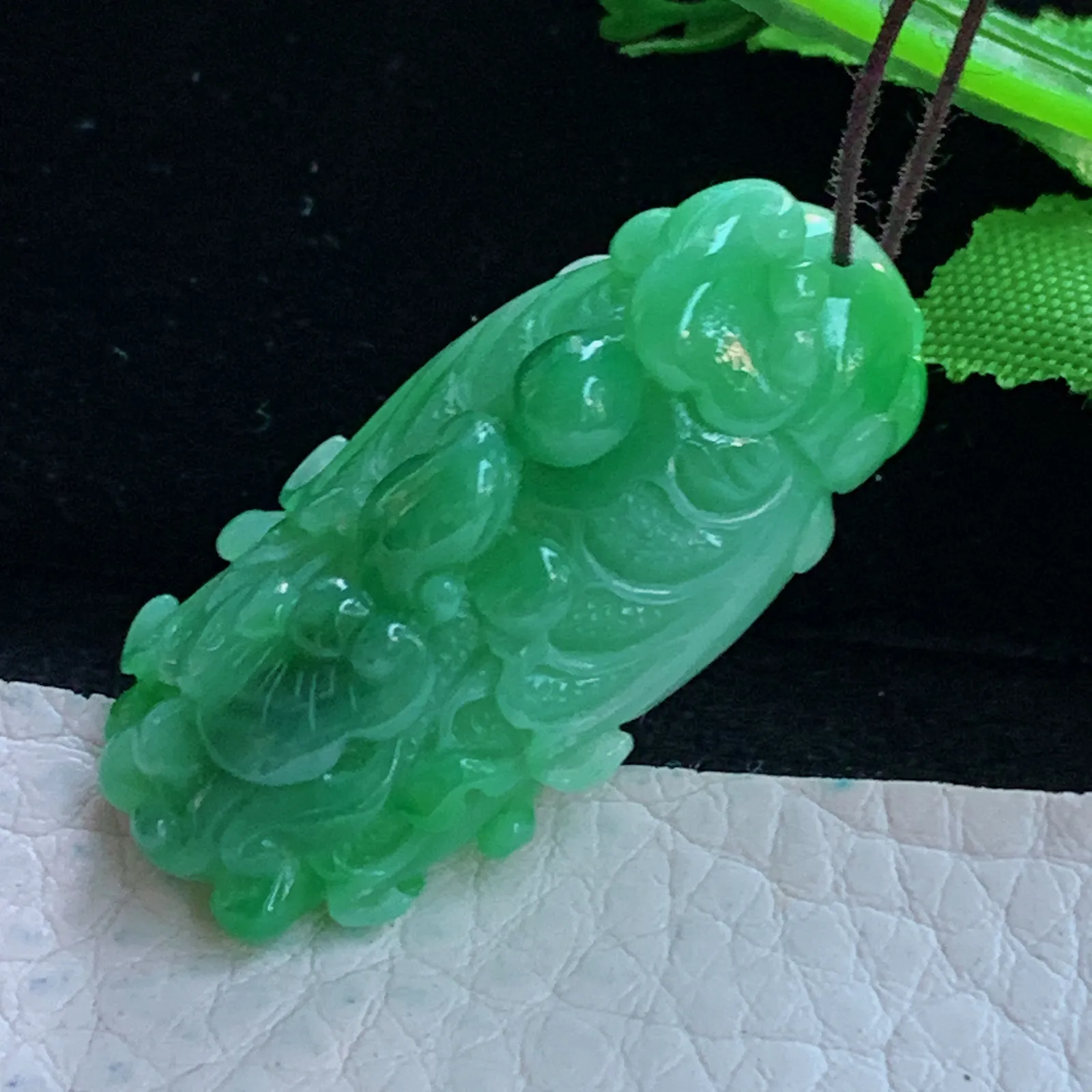 lz自然光36.8*17.5*13.5缅甸翡翠精雕辣绿白菜 百财聚来玉吊坠 玉挂件