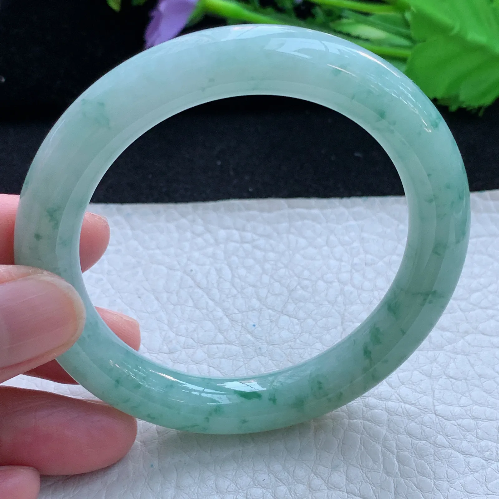 js自然光56*10.5美人镯 缅甸翡翠a货玉手镯冰飘花圆条玉手环