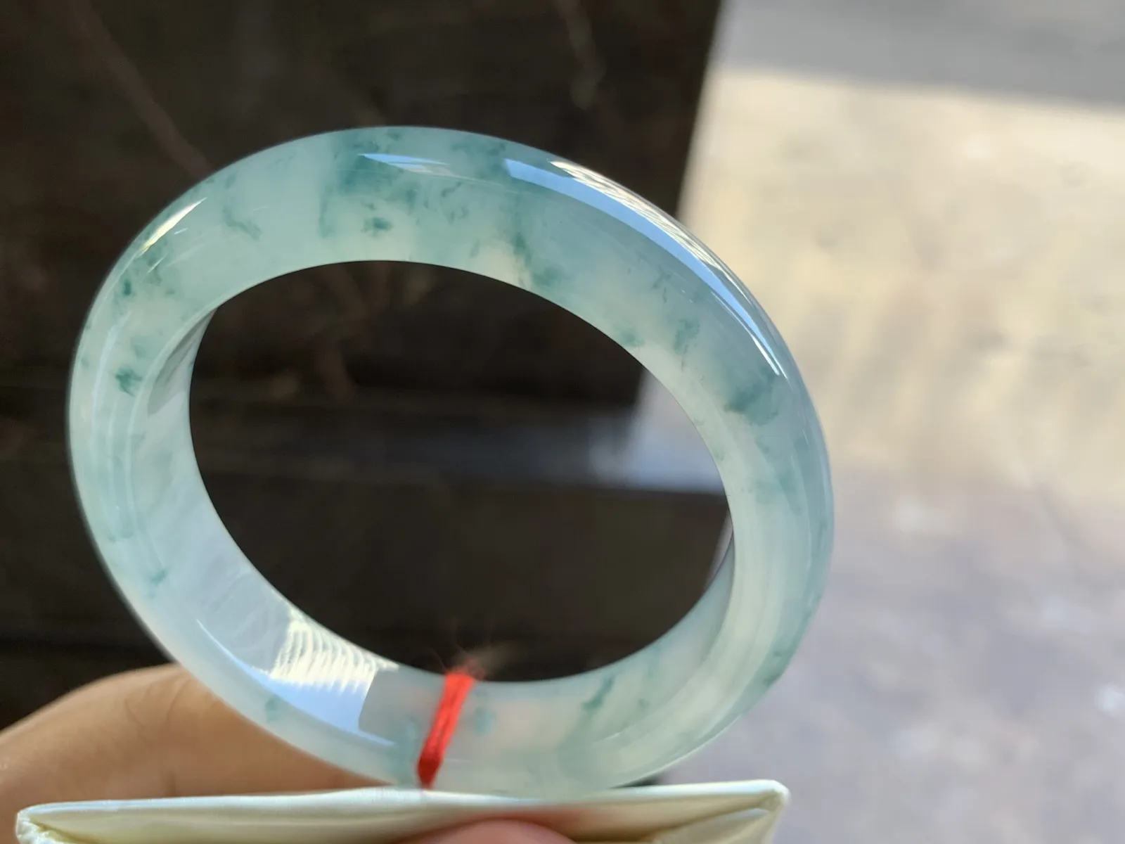 54-12.3-8.6mm
冰种飘花手镯 水润光泽 花色灵动漂亮