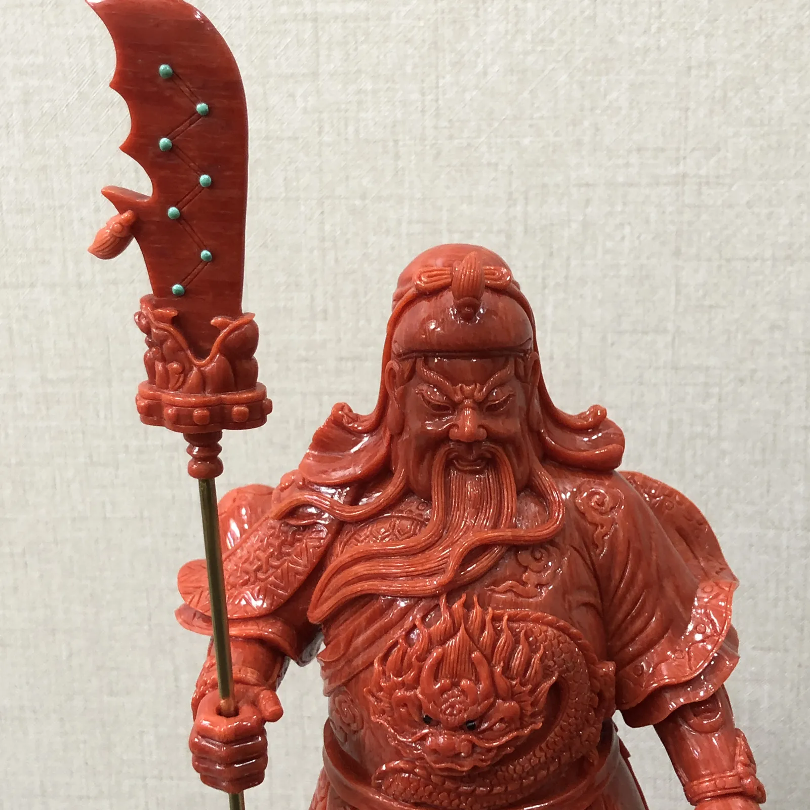 【红珊瑚关公大摆件】精选意大利产地，沙丁材料红珊瑚，台湾拼接工艺，精雕细镂，底部有开孔可藏经文，真正的大师作品，高36.5厘米宽12厘米，厚10厘米，重量2228.8克！收藏供奉价值高，静候有缘人！
