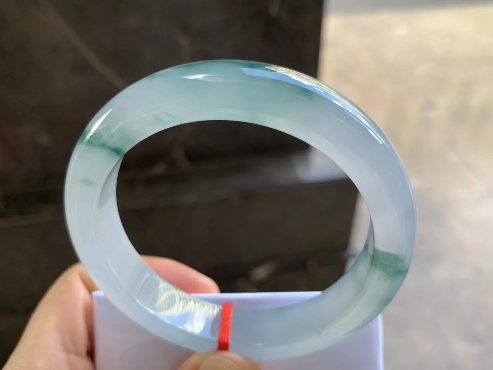 56-12-8.6mm
冰种飘花手镯 水润光泽 花色灵动漂亮