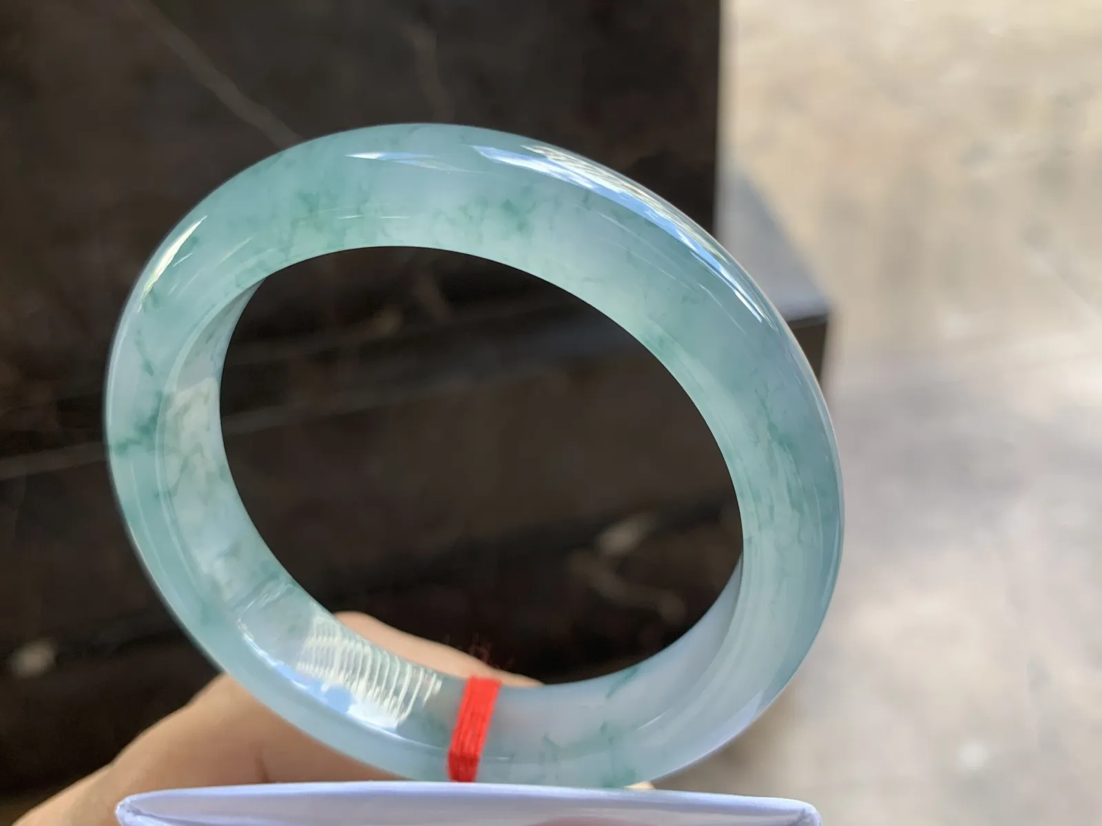 56.5-12.2-8.5mm
冰种飘花手镯 水润光泽 花色灵动