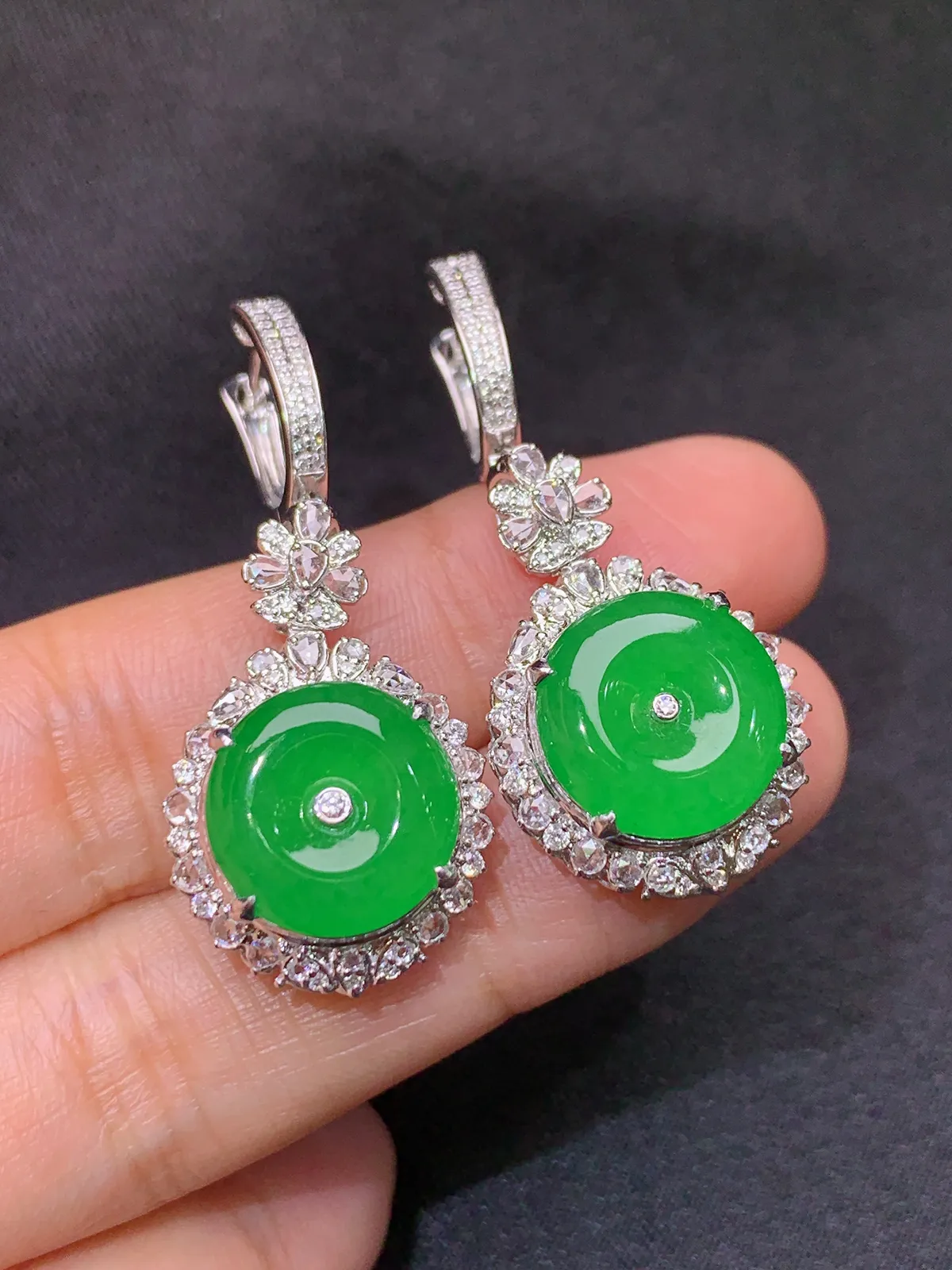 18k金钻镶嵌阳绿绿平安扣耳坠吊坠两用款 玉质细腻 高贵大方 其一尺寸12*2