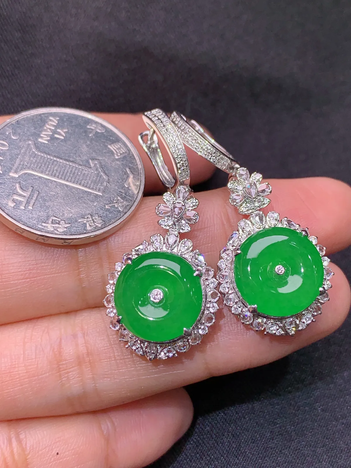 18k金钻镶嵌阳绿绿平安扣耳坠吊坠两用款 玉质细腻 高贵大方 其一尺寸12*2
