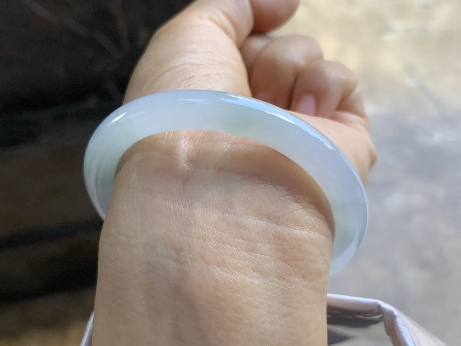 52-7.6mm
冰种飘花圆条手镯 冰透莹润 花色漂亮