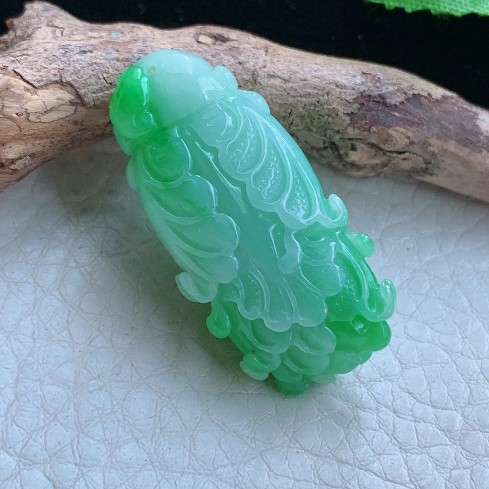 lz自然光36.8*17.5*13.5缅甸翡翠精雕辣绿白菜 百财聚来玉吊坠 玉挂件