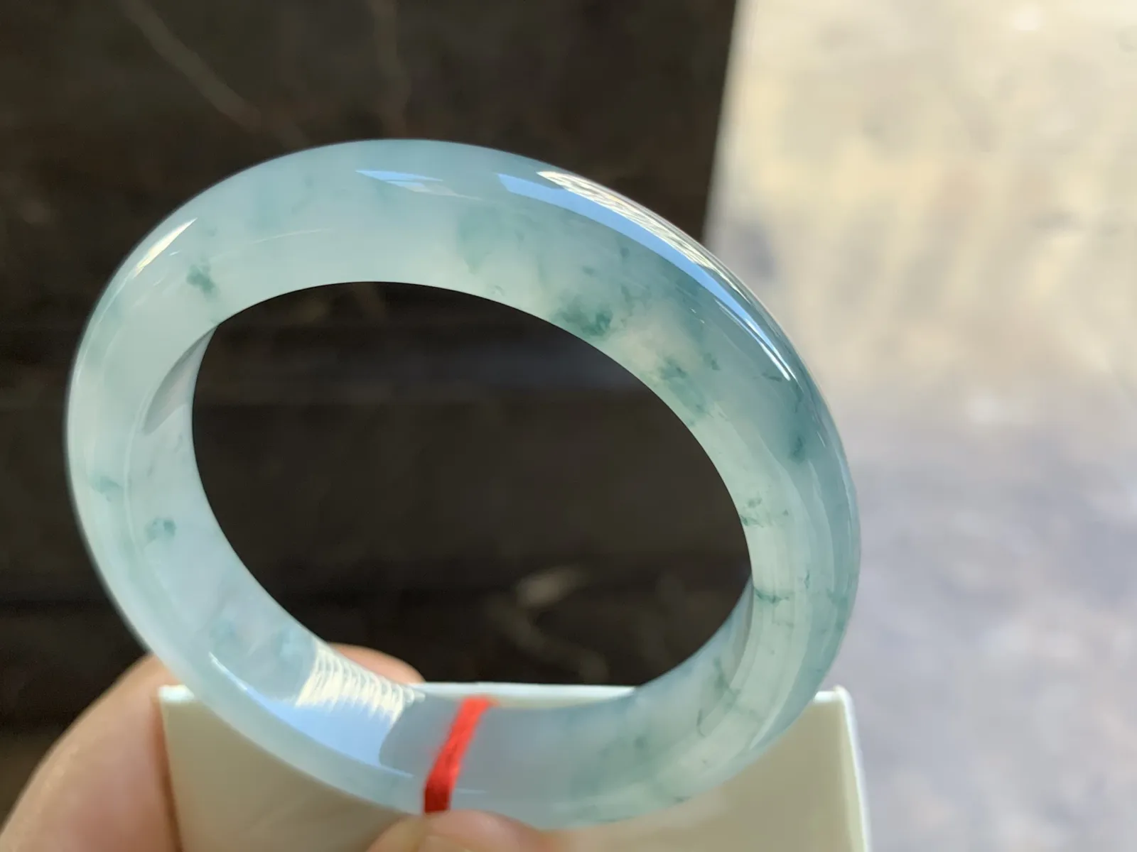 54-12.3-8.6mm
冰种飘花手镯 水润光泽 花色灵动漂亮