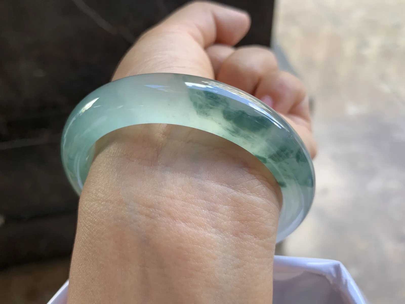 55-12.5-8.5mm
冰种飘花手镯 冰透起光 花色漂亮 韵味悠长