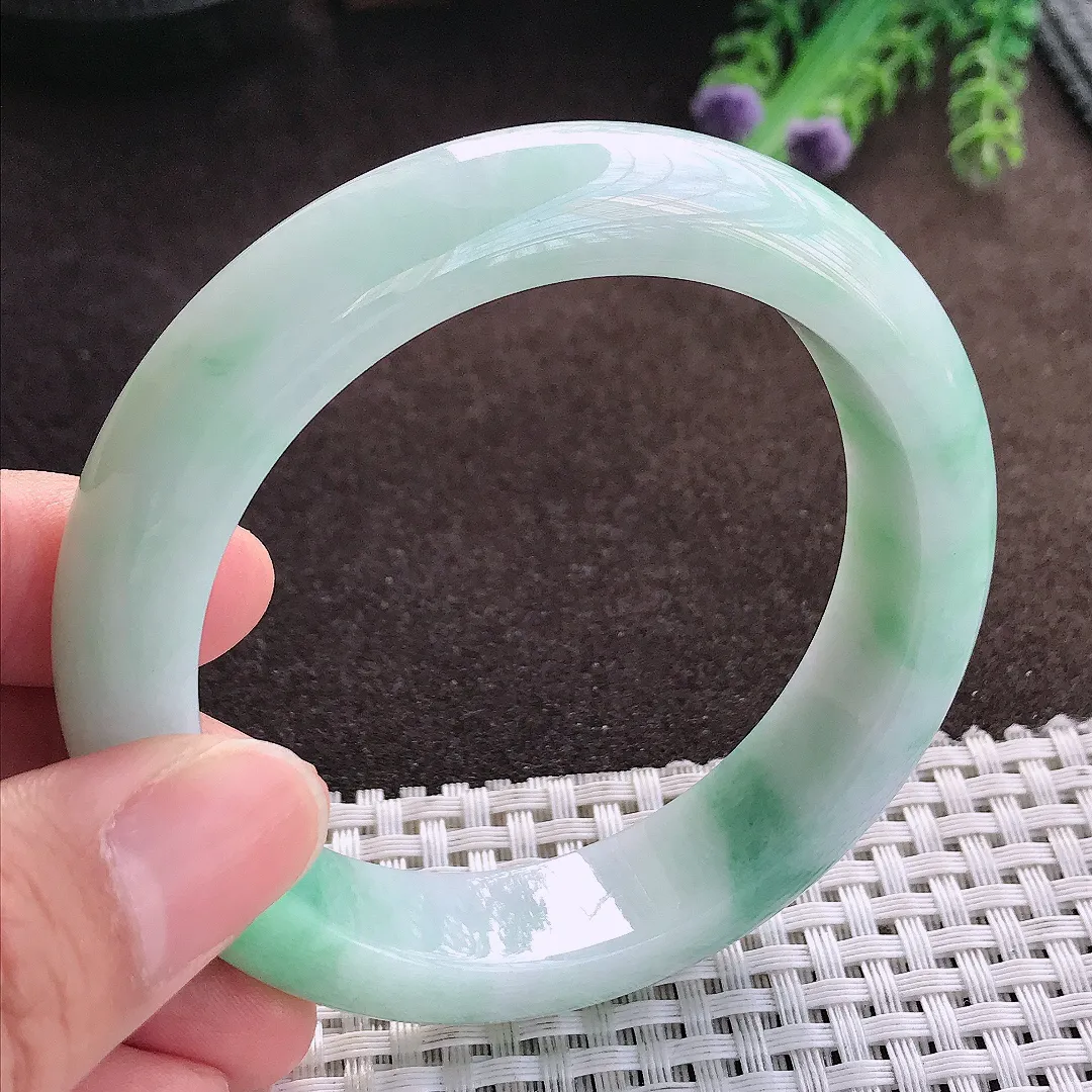 天然a货翡翠57.5/14.1/9.3老坑精美温润飘绿手镯宽边玉手镯