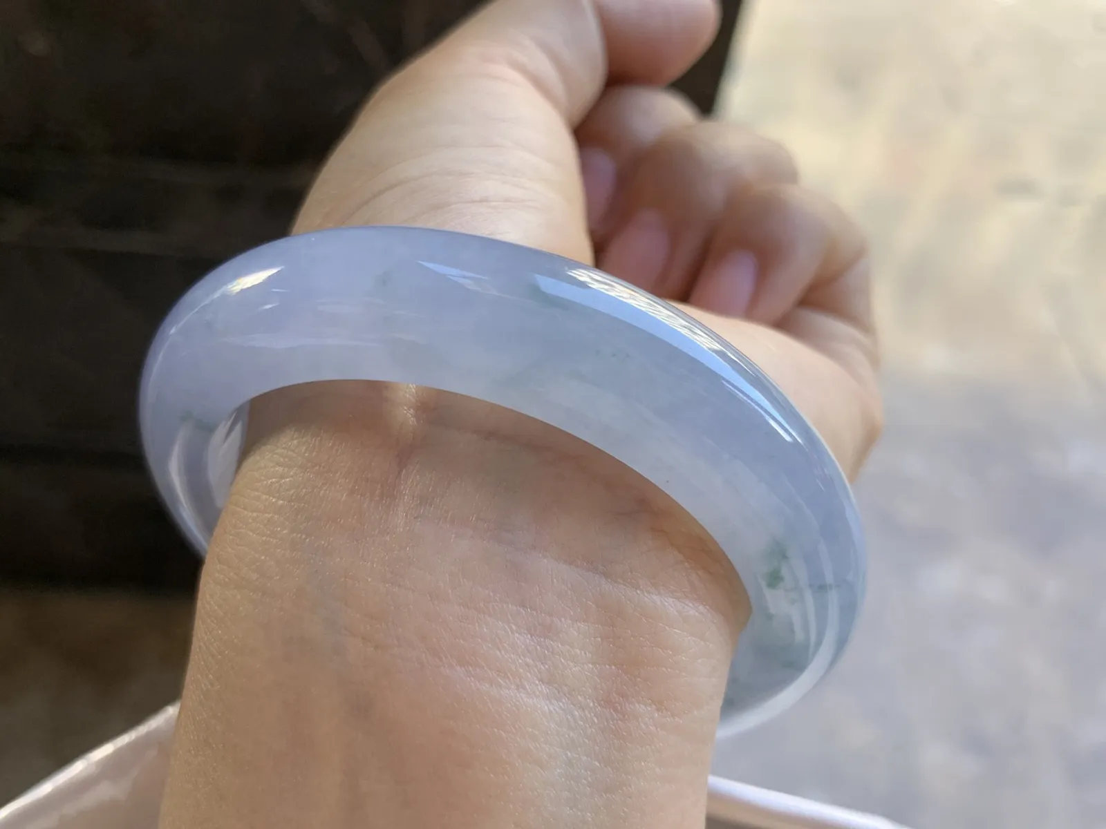 56.5-13.2-9.6mm
冰种紫罗兰飘花手镯 水润光泽 花色灵动