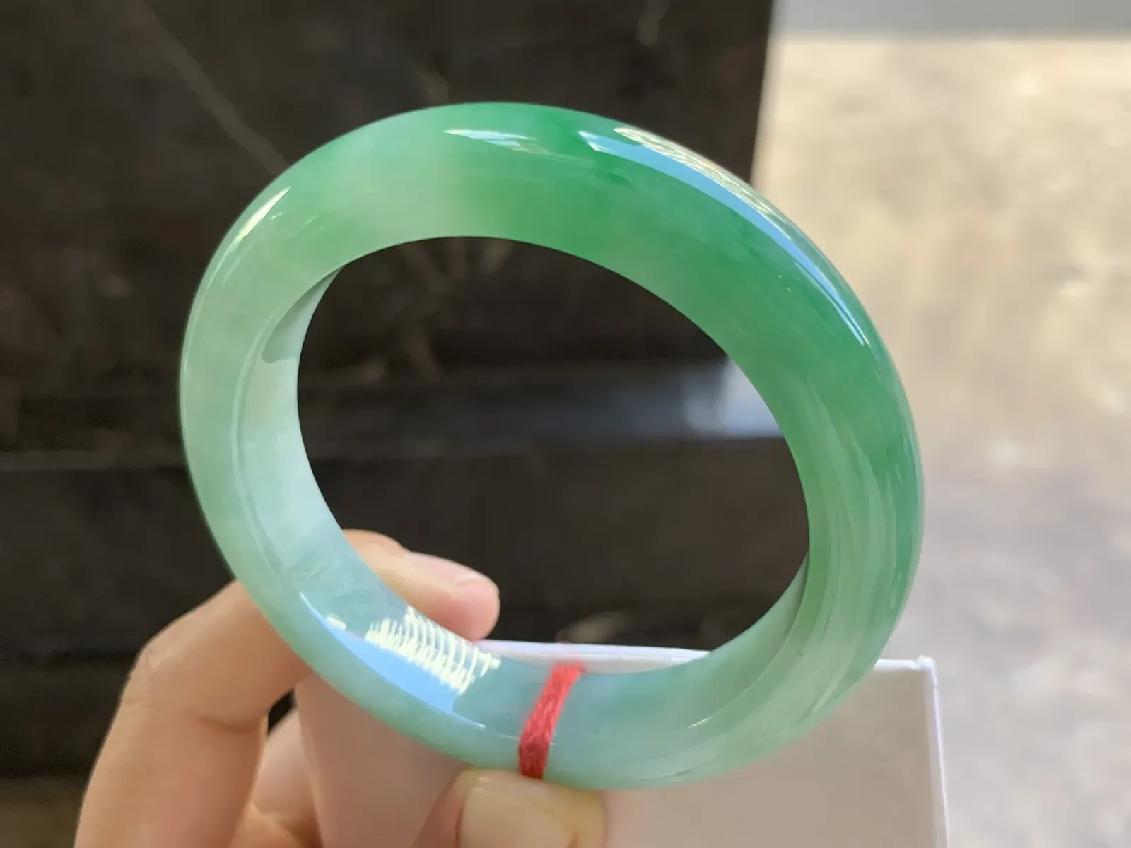 54-12.5-9.3mm
带色手镯 底子细腻 颜色漂亮 上手大气