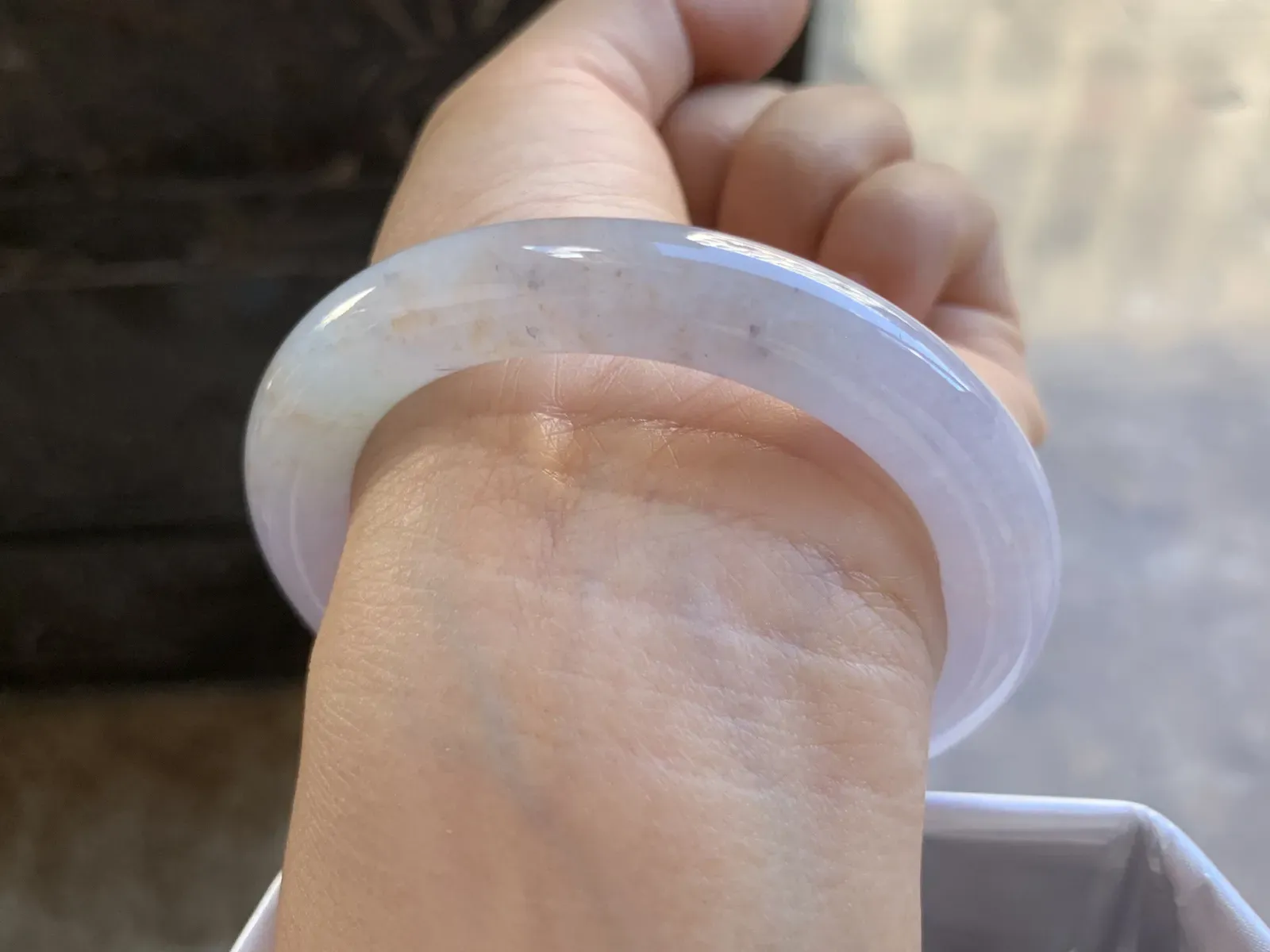 53-10mm
春色撒金圆条手镯 底子细腻 颜色漂亮 特色推荐