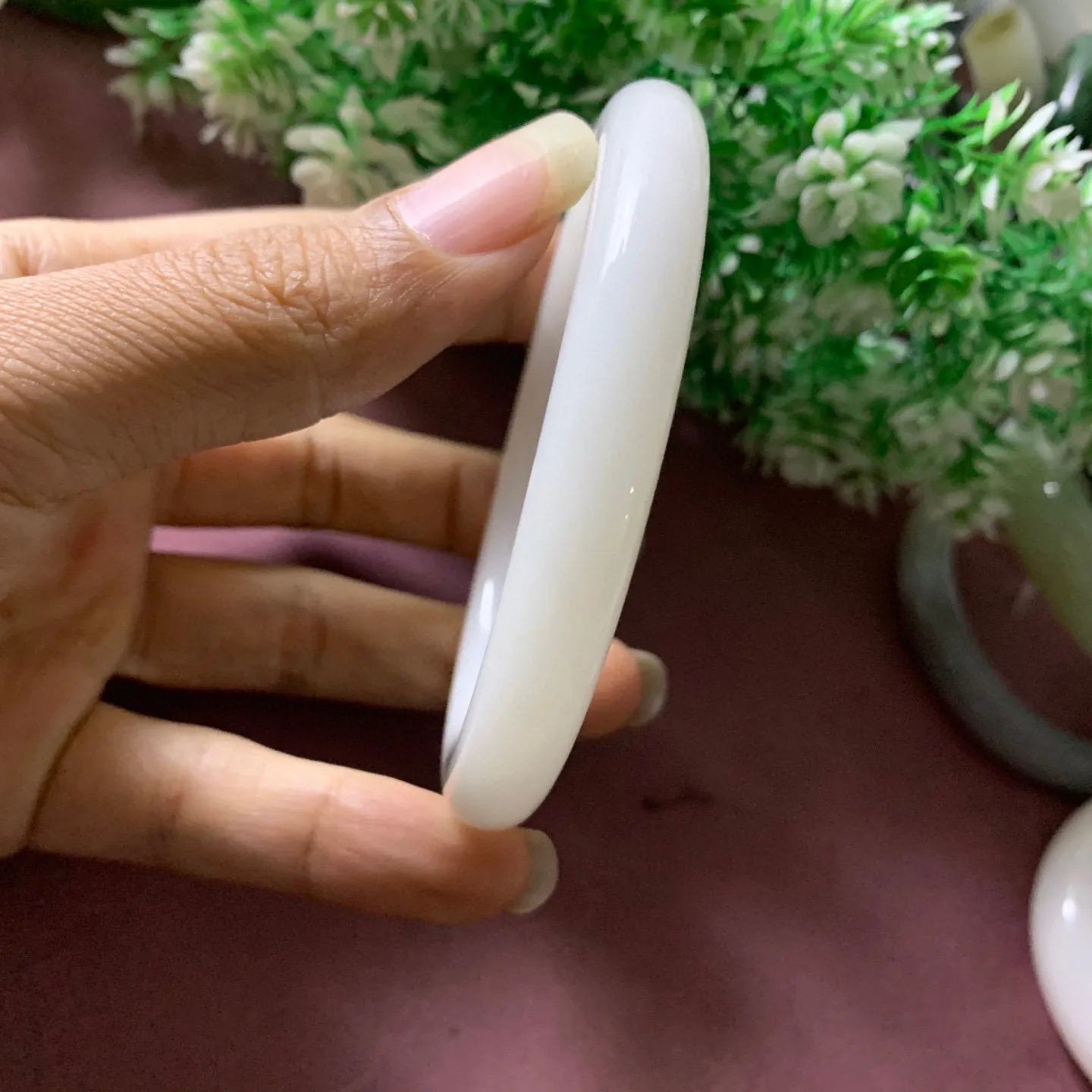 【超低价放楼】63.5圈口和田玉白玉宽条手镯【挽间柔情】，镯型古朴典雅。在诗情画意的雨巷相遇，你是我腕间的一抹风情，有你眸有深情.清风荡漾湖间静水，我愿俯身低眉，在烟波涟漪处寻你