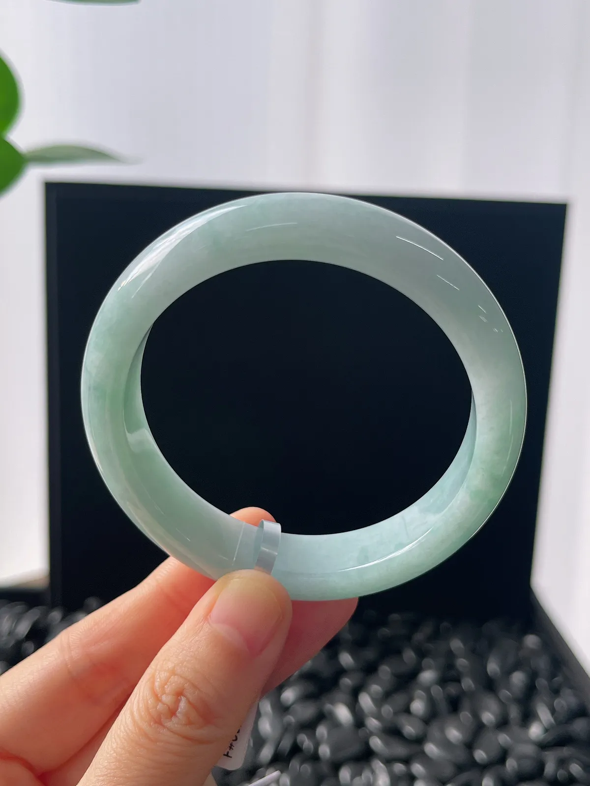 正圈54.6圈口，翡翠糯化种淡绿色手镯