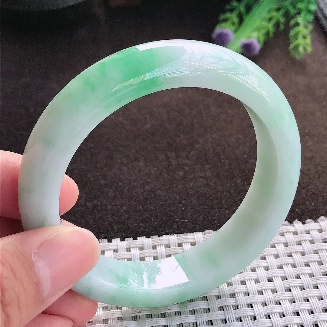 天然a货翡翠57.5/14.1/9.3老坑精美温润飘绿手镯宽边玉手镯