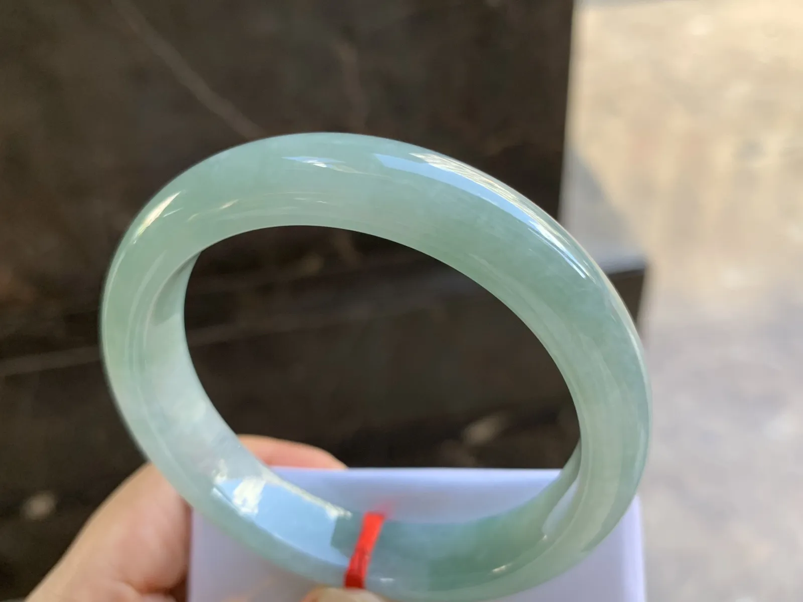 56.5-12.2-8.5mm
带底色手镯 底子细腻 水润