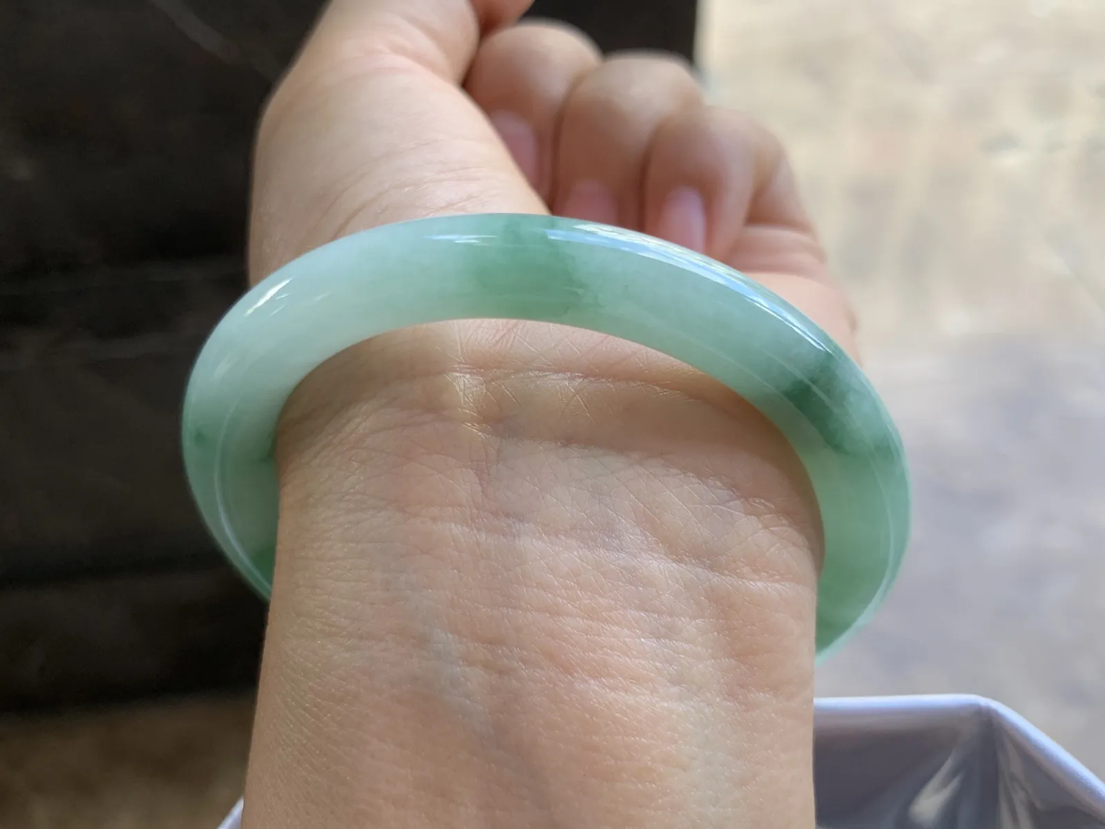 55-8.8mm
带色圆条手镯 肚子细腻 颜色漂亮 推荐