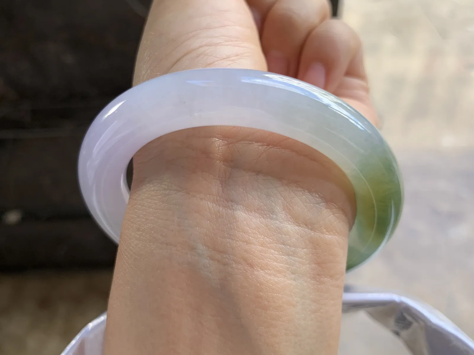 56-10.8mm
双色圆条手镯 底子细腻 颜色独特漂亮