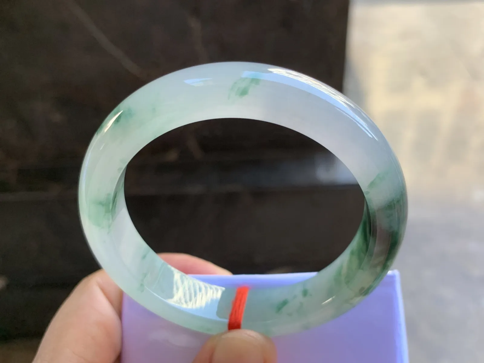 54-12.4-8mm
冰种飘花手镯 水润光泽 花色漂亮