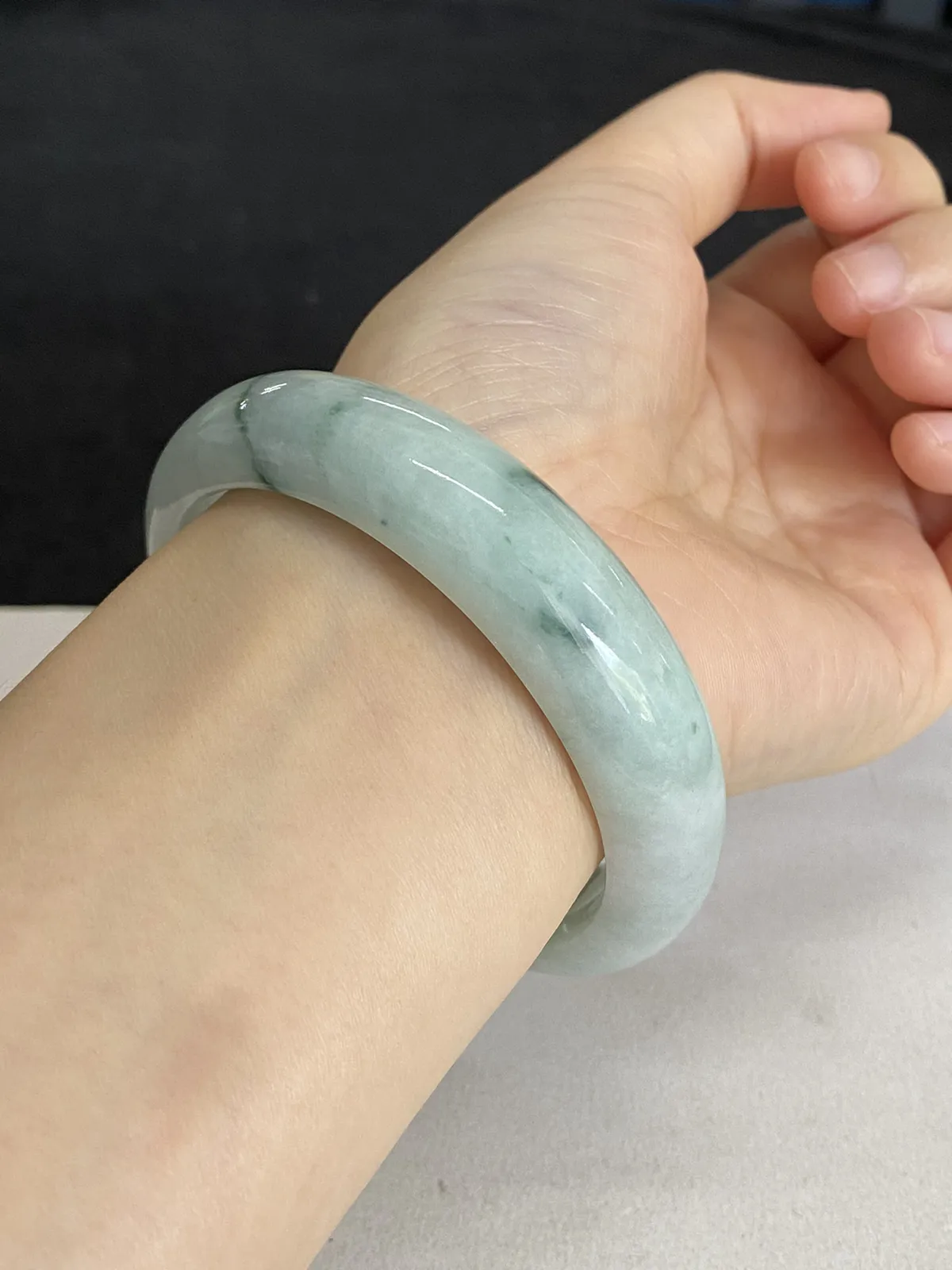 正圈58.2圈口，翡翠糯化种淡绿色手镯