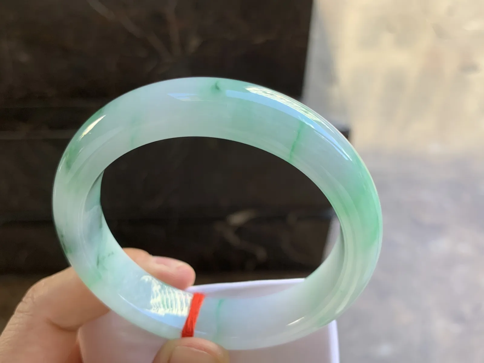 56.5-13.5-8.8mm
带色手镯 底子细腻 颜色漂亮 推荐