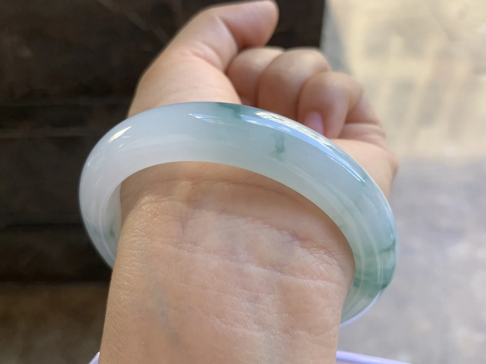 53-10mm
春色撒金圆条手镯 底子细腻 颜色漂亮 特色推荐