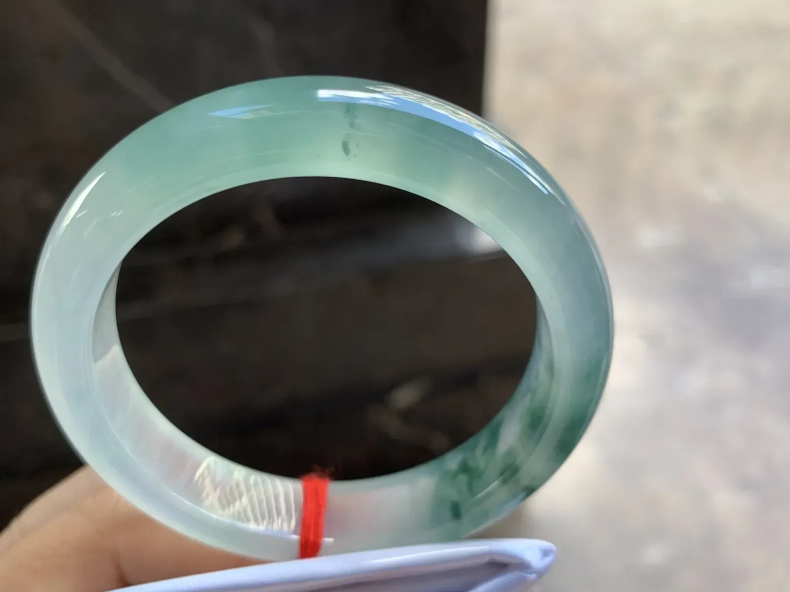 55-12.5-8.5mm
冰种飘花手镯 冰透起光 花色漂亮 韵味悠长