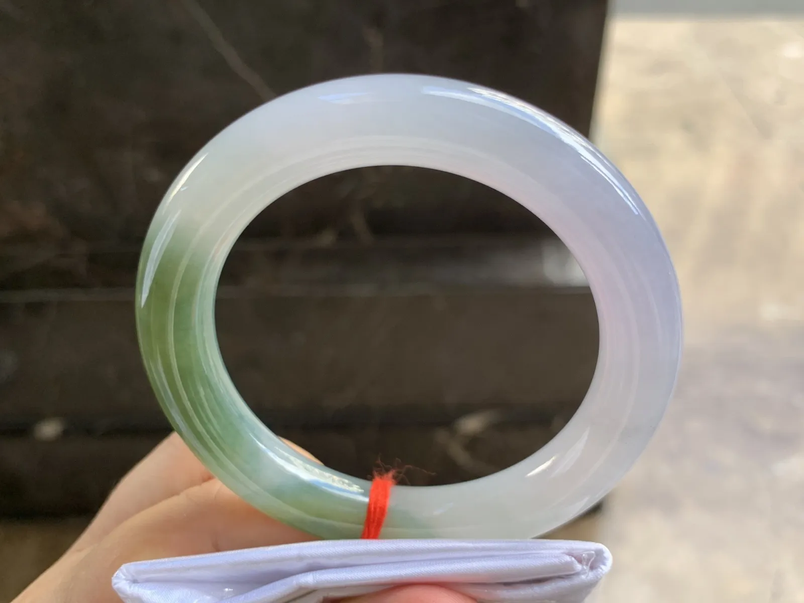 56-10.8mm
双色圆条手镯 底子细腻 颜色独特漂亮