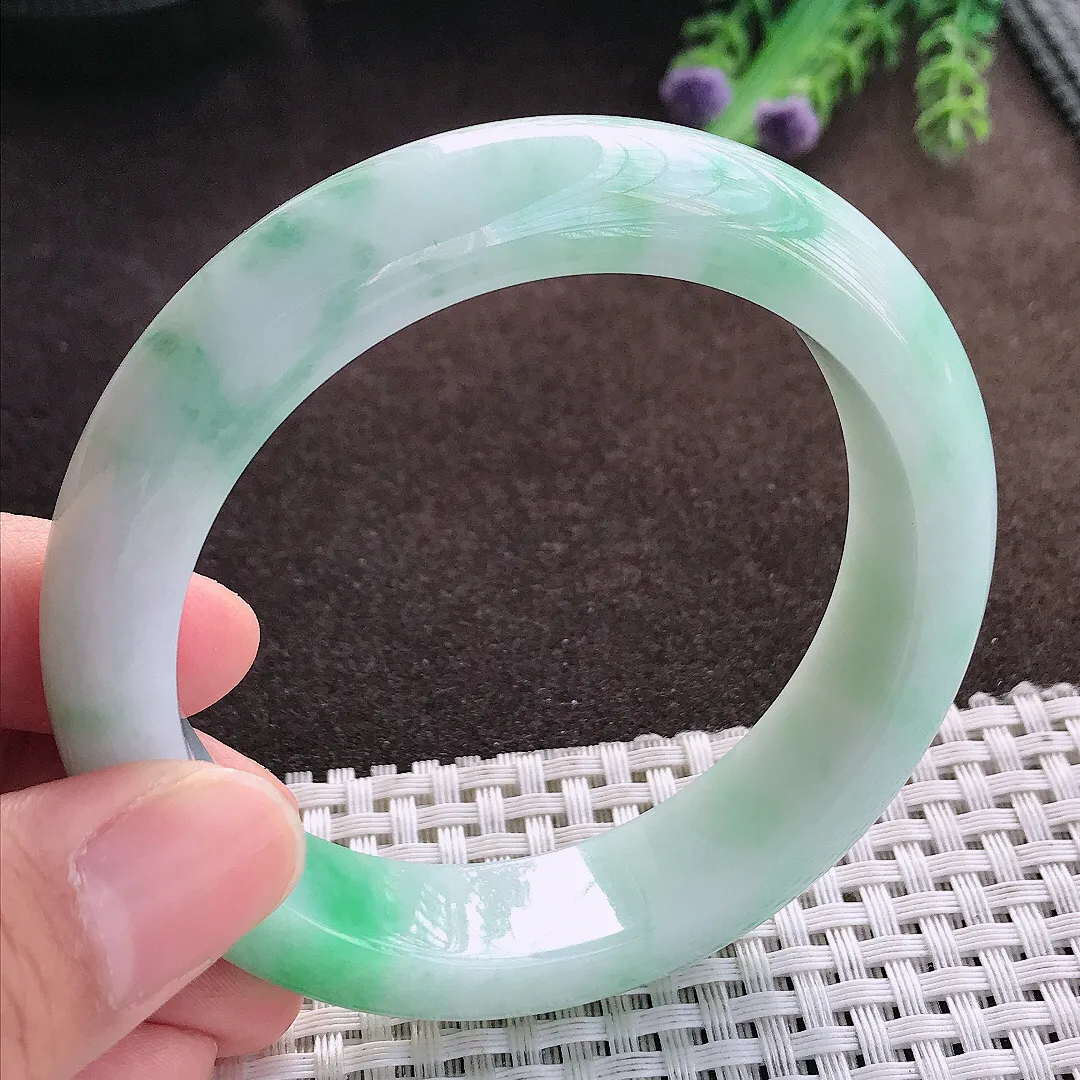 天然a货翡翠57.5/14.1/9.3老坑精美温润飘绿手镯宽边玉手镯