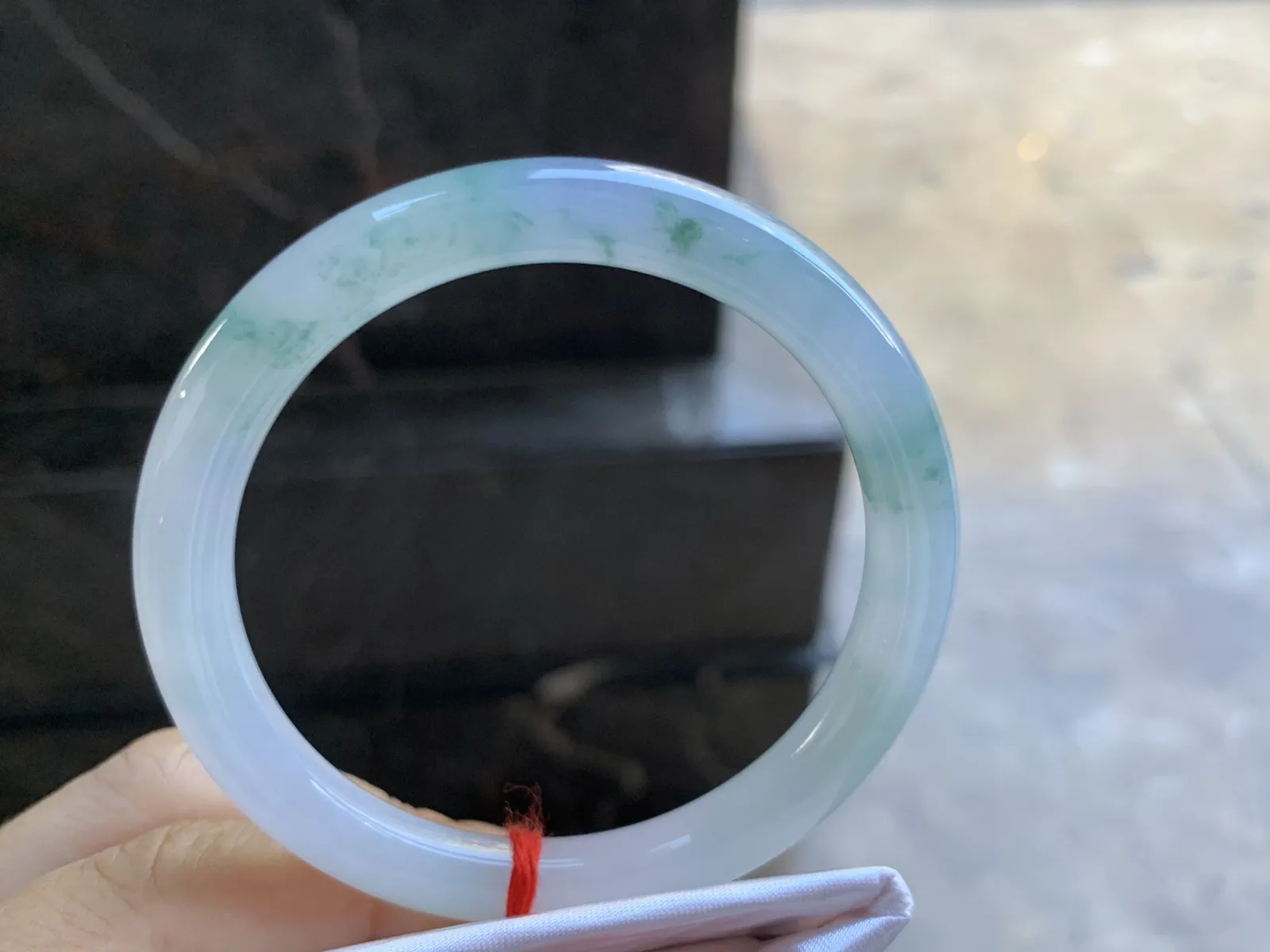 52-7.6mm
冰种飘花圆条手镯 冰透莹润 花色漂亮