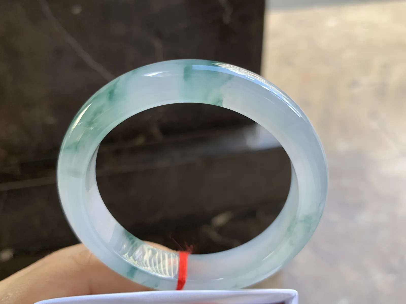 56-12-8.6mm
冰种飘花手镯 水润光泽 花色灵动漂亮