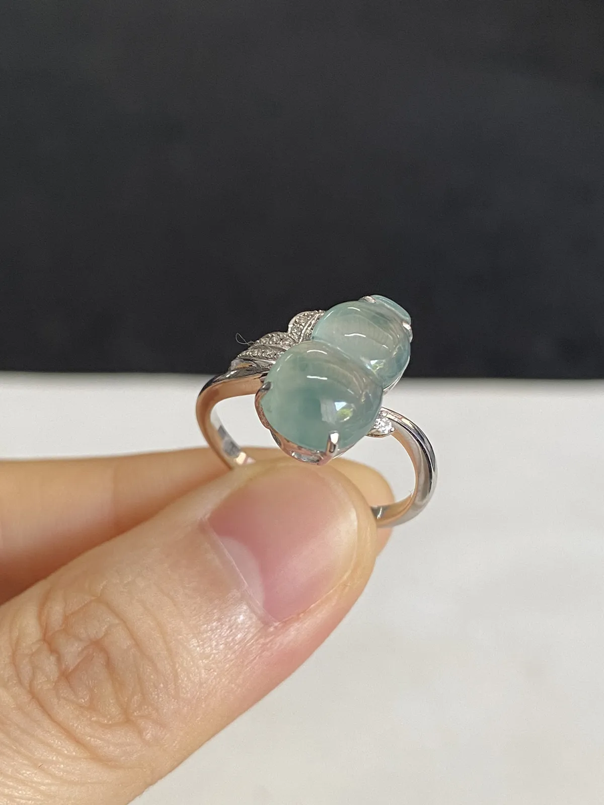 翡翠女戒，伴钻石