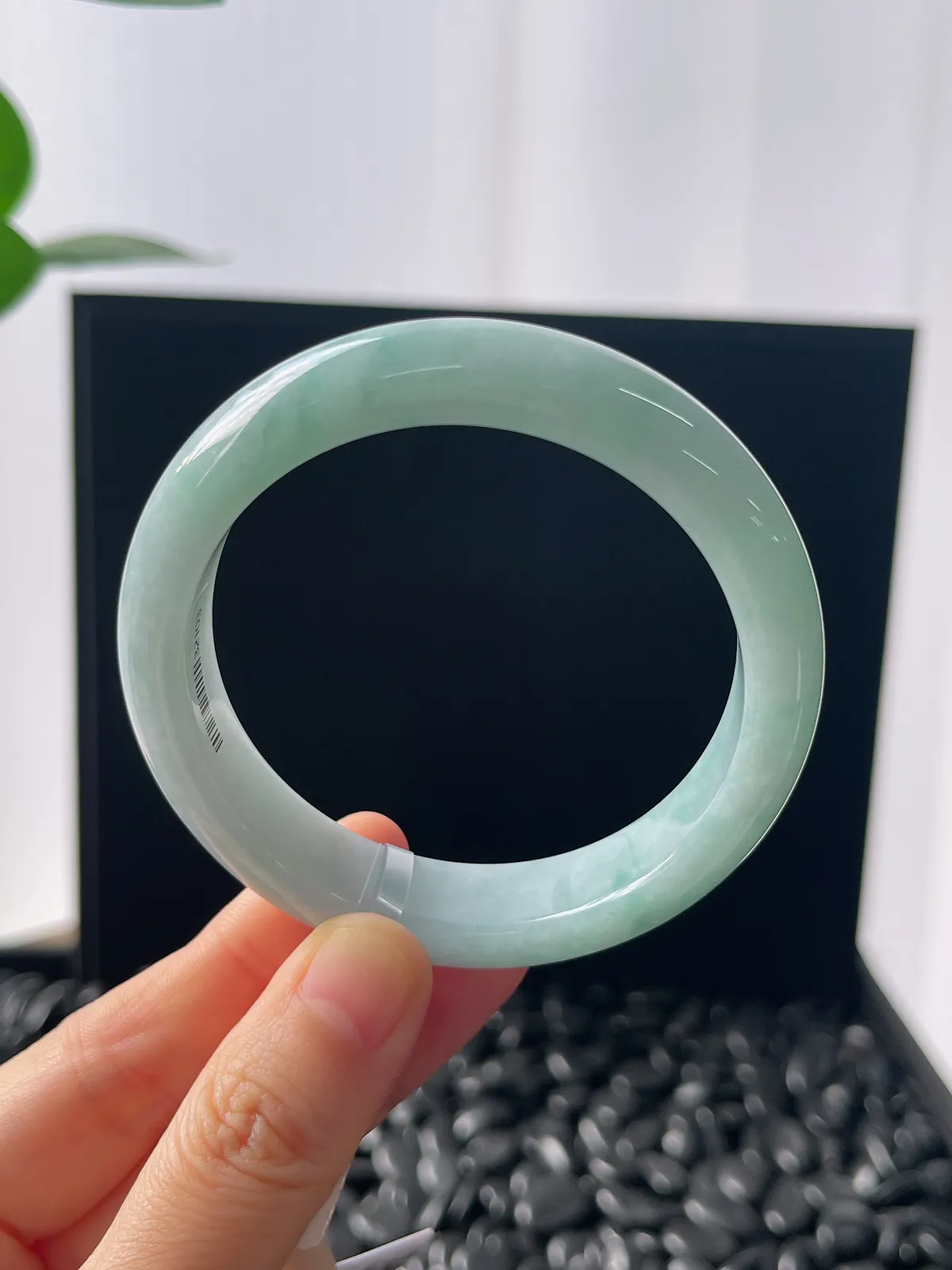 正圈54.6圈口，翡翠糯化种淡绿色手镯