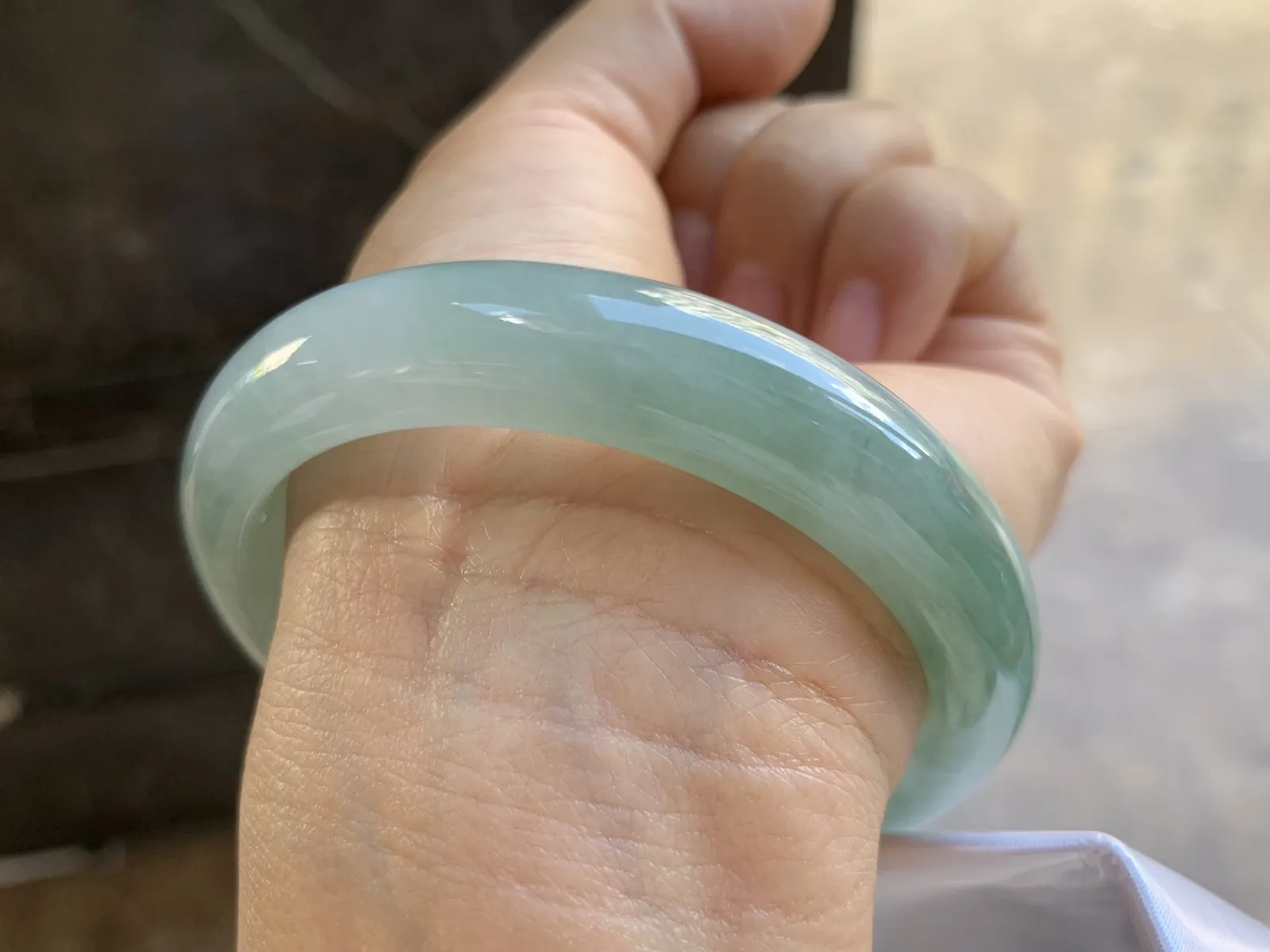 56.5-12.2-8.5mm
带底色手镯 底子细腻 水润