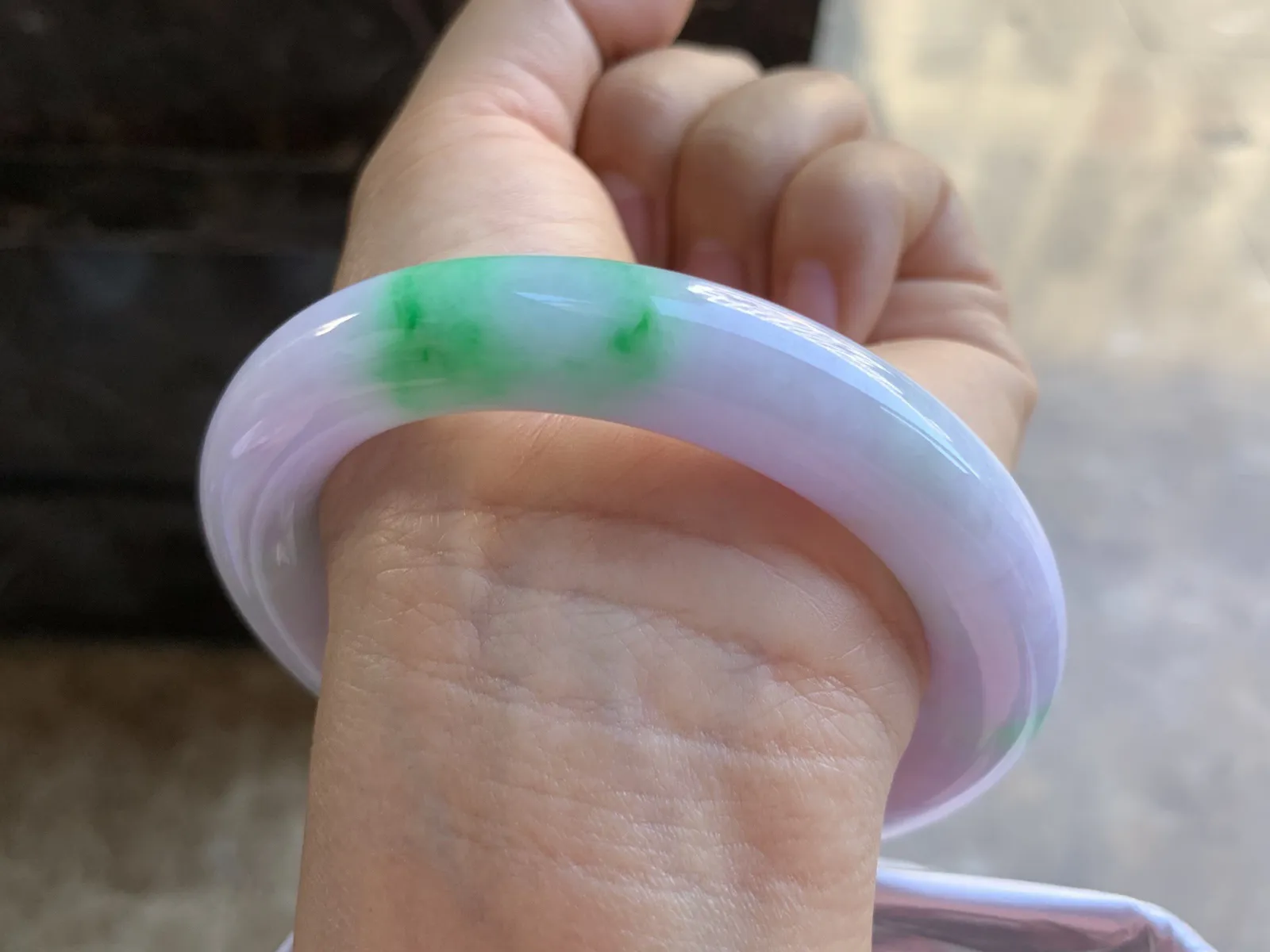 58-11.8mm
春彩圆条手镯 底子细腻 颜色漂亮 推荐