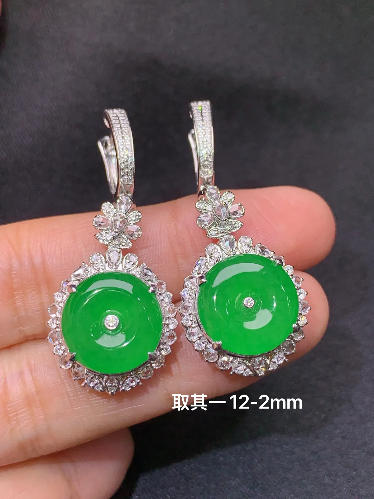 18k金钻镶嵌阳绿绿平安扣耳坠吊坠两用款 玉质细腻 高贵大方 其一尺寸12*2