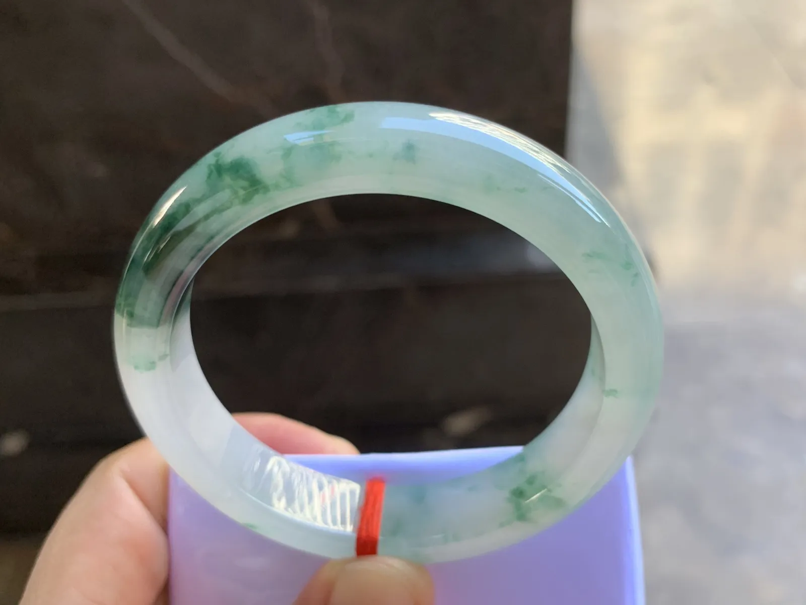 54-12.4-8mm
冰种飘花手镯 水润光泽 花色漂亮