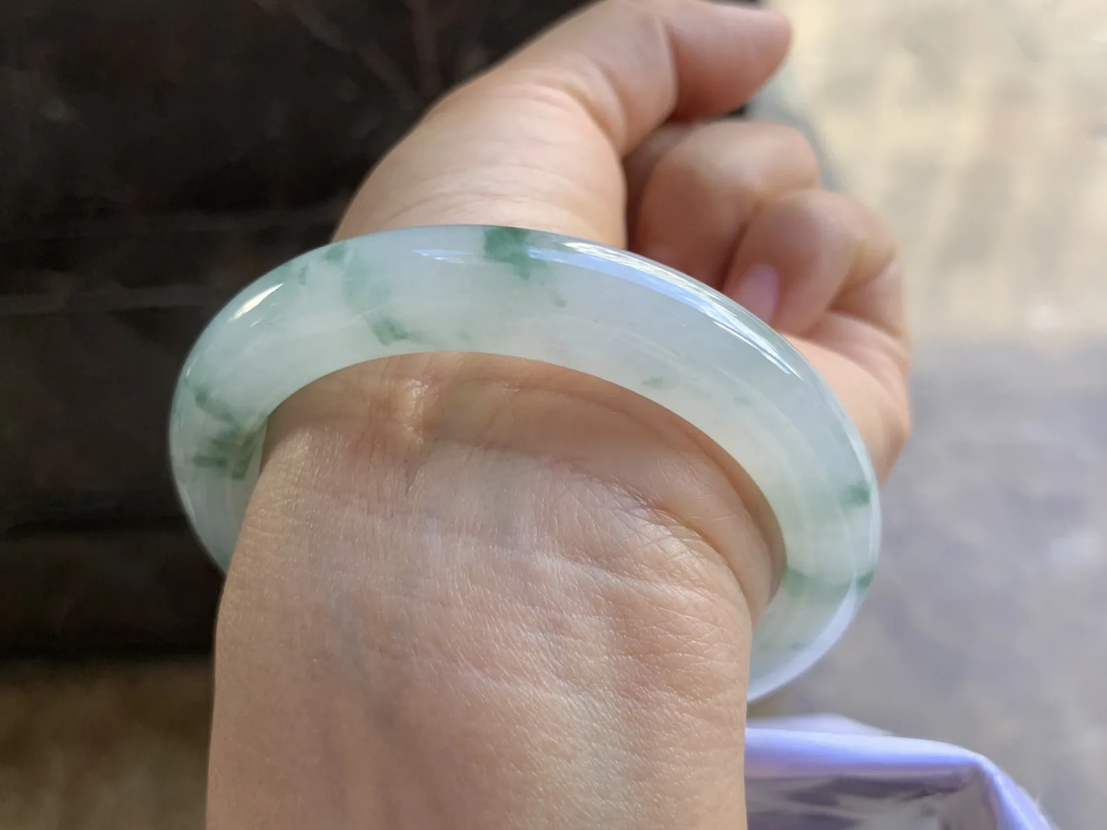 55.5-10.4-9mm
冰种飘花手镯 水润光泽 花色灵动清爽