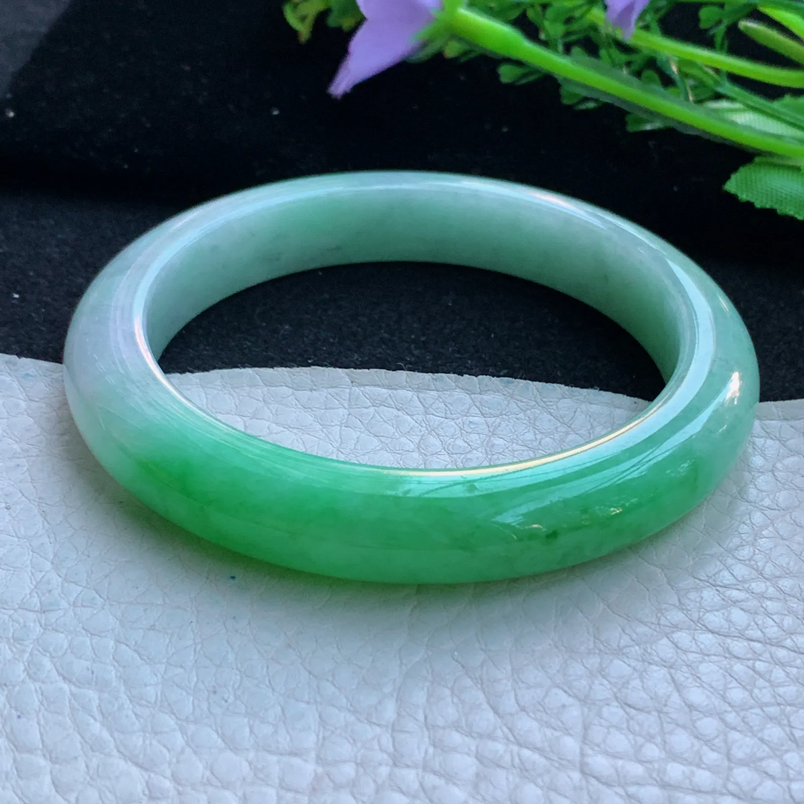 jx自然光58.5*10.6*9平安镯 缅甸翡翠a货玉手镯飘辣绿厚装宽边玉手环